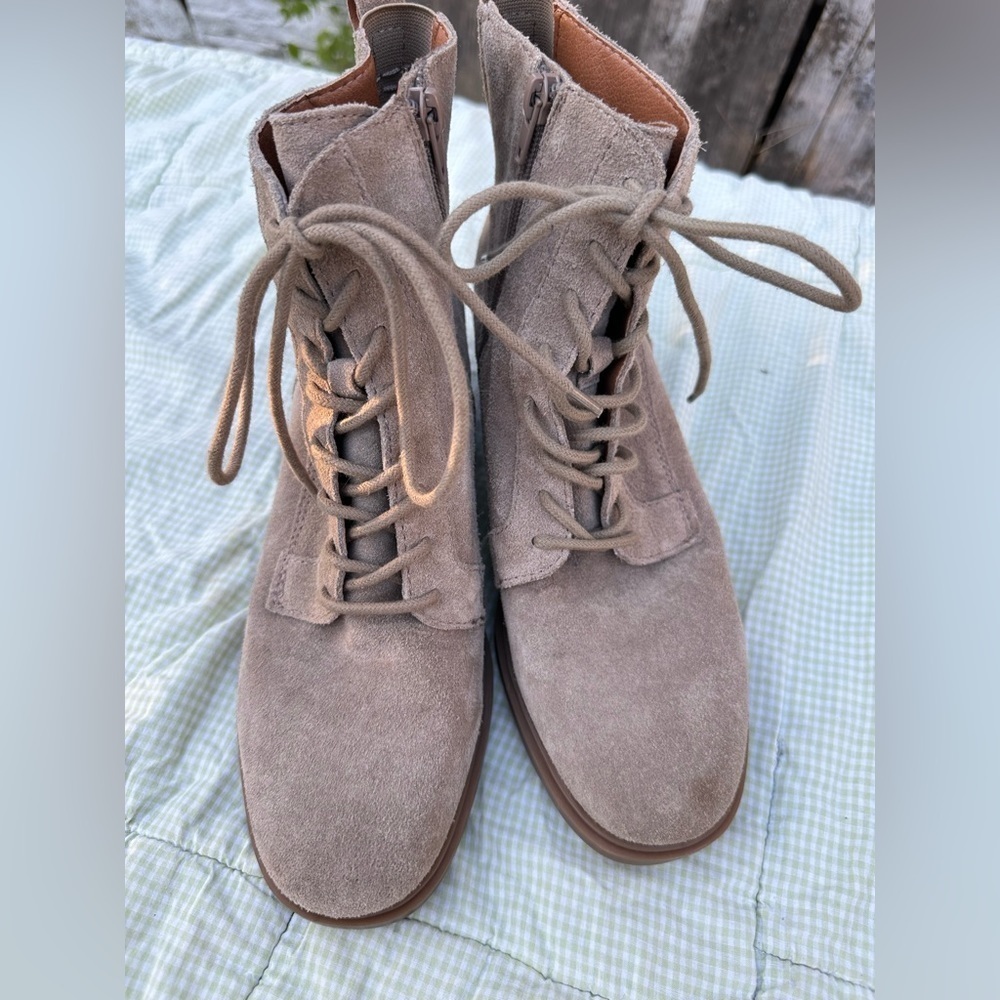 👢👢- Lucky Brand Diedrah Dune Oiled Suede Lace-Up Lug Sole Combat Boots Size …